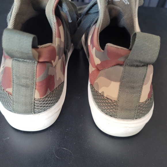 Steve Madden Sneeks - Picture 6 of 9